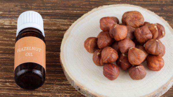 ينظم زيت البندق إفراز الخلايا الدهنية بالوجه (shutterstock.com)
