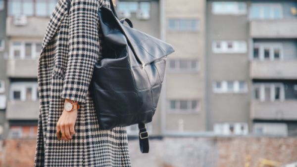  المعطف قطعة أساسية لا غنى عنها في خزانة الثياب الشتوية لاي إمرأة عصرية (shutterstock.com)
