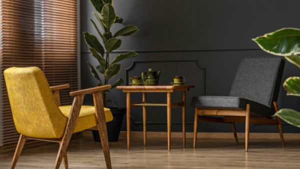 يمنح الأثاث وقطع الأرضيات وإكسسوارات الديكور من الخشب الغرفة أجواء الدفء (shutterstock.com)

