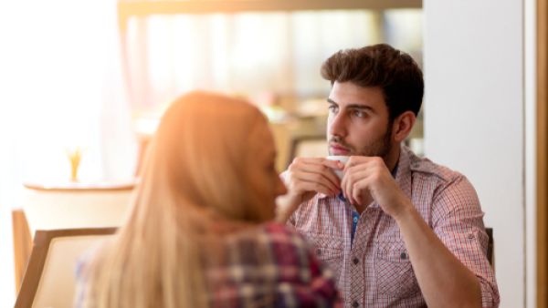 لا تغلفي تعبيرات الوجه، خاصة لهولاء الذين يفشلون في إخفاء مشاعرهم (shutterstock.com)
