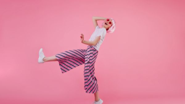 البنطال القماشي يزدان هذا الموسم بنقوش رقيقة مفعمة بالأنوثة (shutterstock.com)
