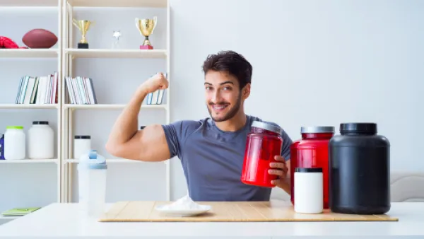 تعد مكملات الفيتامينات المتعددة من أهم المكملات الغذائية سواء للرياضيين أو حتى للأشخاص غير الرياضيين (shutterstock.com)