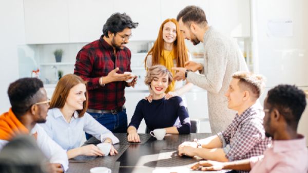 أهم شيء في إقناع الأسد هو أن تقدم له كل الإحترام والتقدير (shutterstock.com)
