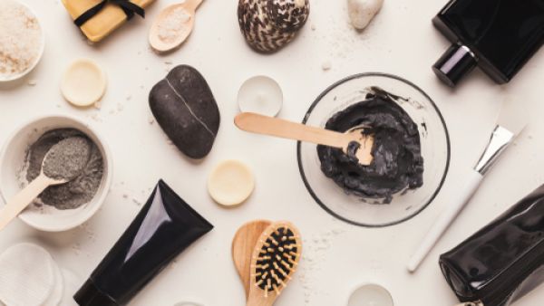 يعمل ماسك الفحم النشط وماسك الطين الطبي؛ على محاربة الأوساخ والالتهابات  (shutterstock.com)
