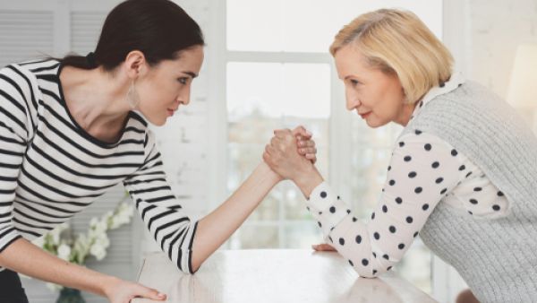 والحكمة في تعاملك مع أم زوجكِ تقتضي منكِ إسماعها الكلام الحسن وعدم معاندتها  (shutterstock.com)
