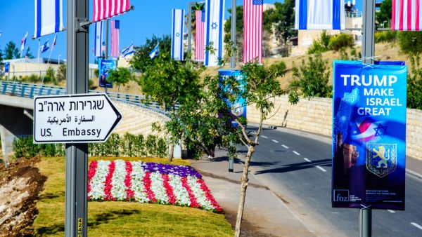 Street sign on a road towards a new US embassy in Jerusalem, adorned with American and Israeli flags (Shutterstock)