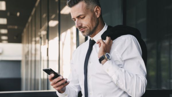 الألوان الداكنة والهادئة تناسب العمل في مكاتب المحاماة والمالية (shutterstock.com)
 الألوان الداكنة والهادئة تناسب العمل في مكاتب المحاماة والمالية (shutterstock.com)