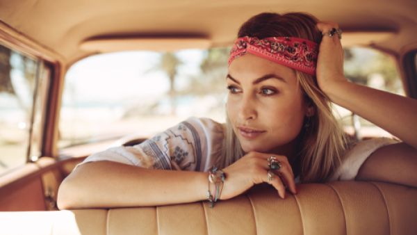 عادت الأوشحة الحريرية إلى الواجهة هذا الصيف (shutterstock.com)
