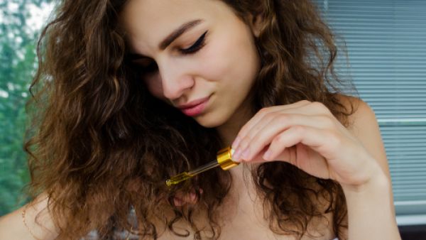 إذا كنت ترغبين في إضافة لمعة لشعرك، فزيت الزيتون هو الحل السحري لذلك (shutterstock.com)
