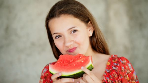 يعمل البطيخ على ترطيب الجلد

