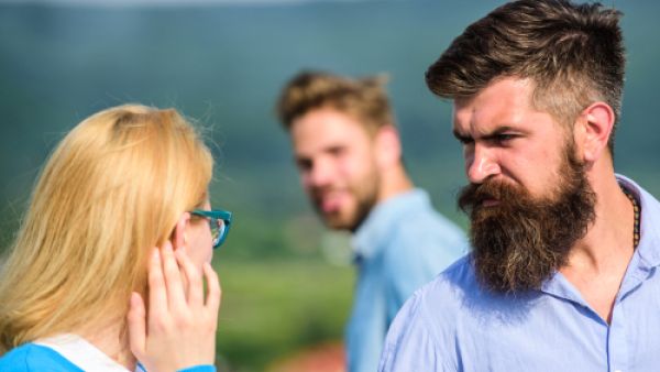 رجل العقرب من نوع الرجال الذين يغيرون لمجرد اقتراب أحد من حبيبته (shutterstock.com)
