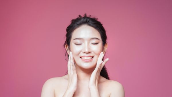 يمكنك الاستعانة ببيكربونات الصوديوم الذي يعمل على إزالة الجلد الميت وتنظيف المسام