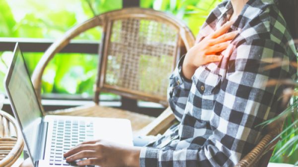 يتجاهل الكثير  بعض المؤشرات التي تعد علامات على وجود خلل في صحة القلب (shutterstock.com)

