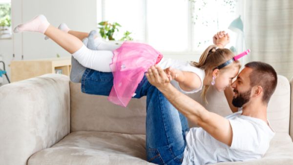 التفاؤل الذي يشعر به برج القوس ينشر الطاقة الإيجابية على كل من في المنزل (shutterstock.com)
