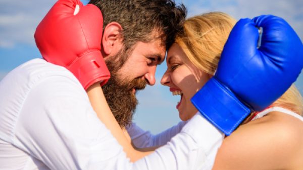 أبراج تطبق مقولة (لا محبة إلا بعد عداوة) (shutterstock.com)
