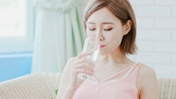 يعتقد البعض أن شرب الماء الدافئ على الريق يساعد على تذويب الدهون (shutterstock.com)
