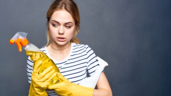 يجب على ربة المنزل أن تختار الوقت المناسب لغسل الملابس (shutterstock.com)
