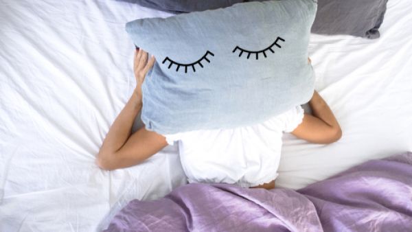 اللوز يعتبر مصدر غني بهرمون ميلاتونين، الذي ينظّم بالفعل عمليّة النّوم. (shutterstock.com)
