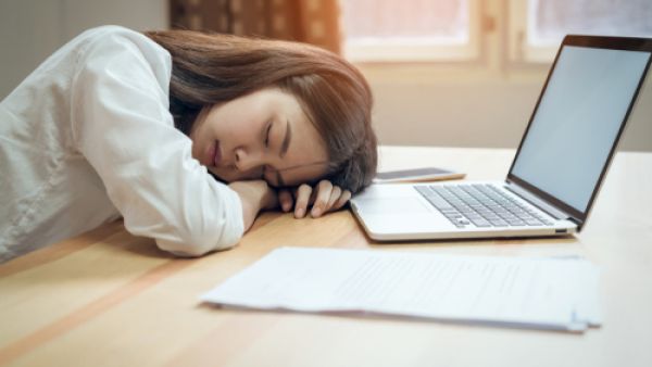 الشعور بالإجهاد الدائم من العلامات الأكثر شيوعًا لنقص الحديد (shutterstock.com)
