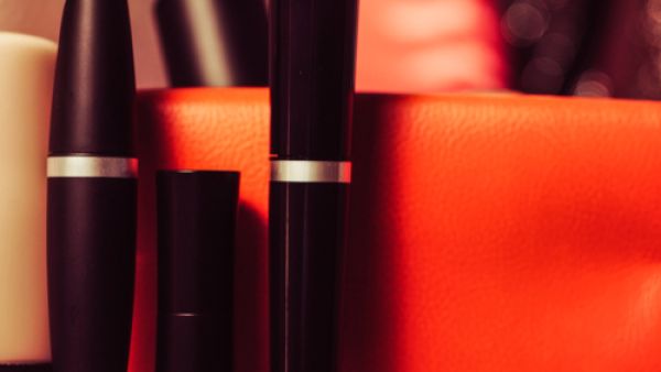 عندما تجفّ الماسكرا، لا ترميها في القمامة. (shutterstock.com)
