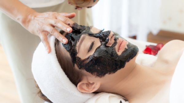 يعمل قناع الفحم على علاج حب الشباب (shutterstock.com)
