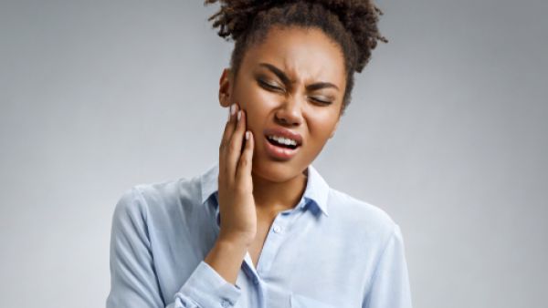 ربما يبدو الأمر سخيفًا لدى البعض ولكن يساهم البصل بشكل كبير في التخلص من آلام الأسنان (shutterstock.com)
