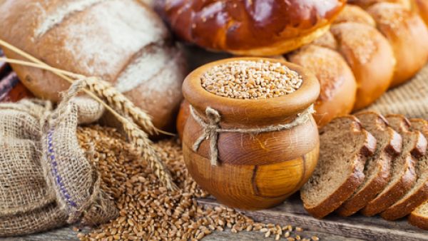 ينصح بالحرص على شراء الخبز والمعكرونة والمعجنات المصنوعة من القمح الكامل