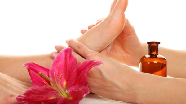 زيت الزيتون يحتوي زيت الزيتون على مضادات أكسدة تساعد على ترطيب بشرتكِ (shutterstock.com)
