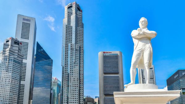 Statue of Sir Stamford Raffles near Singapore river (Shutterstock)