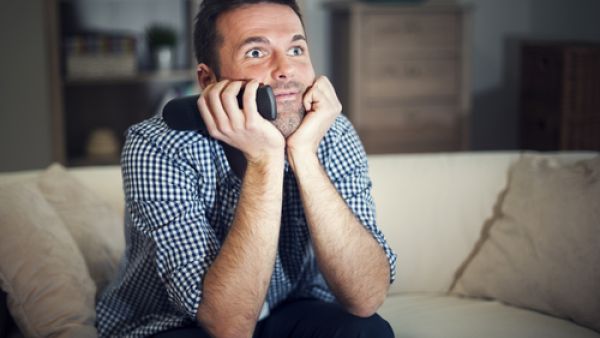 عادة الجلوس امام التلفاز تعد عاملا لشرح الارتفاع الحاد في حالات الإصابة بسرطان الأمعاء (shutterstock.com)
