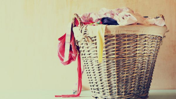 لا تخلطي الألوان ببعض ولا تخلطي الملابس الداخلية مع أخرى ثقيلة كالمناشف مثلاً (shutterstock.com)
