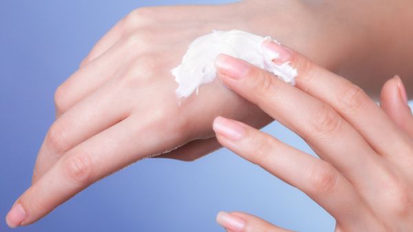 الترطيب هو من أهم الطرق للتخلص من جفاف البشرة (shutterstock.com)
