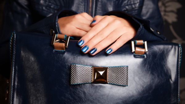 يمنح الميتاليك بدرجاته اللونية المختلفة الأظافر طابع الفخامة (shutterstock.com)
