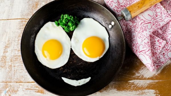 أن تناول بيضتين إلى ثلاث بيضات يومياً هي الكمية المثالية لكل شخص. (shutterstock.com)
