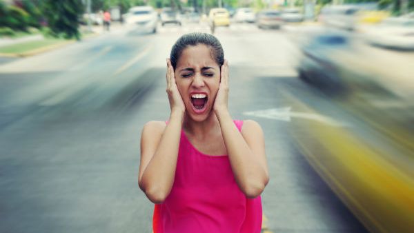 الذين يسكنون على مقربة من الشوارع الكبرى يصلهم الضجيج بصورة أكبر (shutterstock.com)
