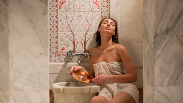 يمنح الحمّام الملكي البشرة نعومة ورائحة جذابة وصفاء تاماً