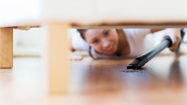 الفراغات الواضحة تحت الأثاث يظهر منها بعض الغبار، من السهل مسحهم وتنظيفهم (shutterstock.com)
