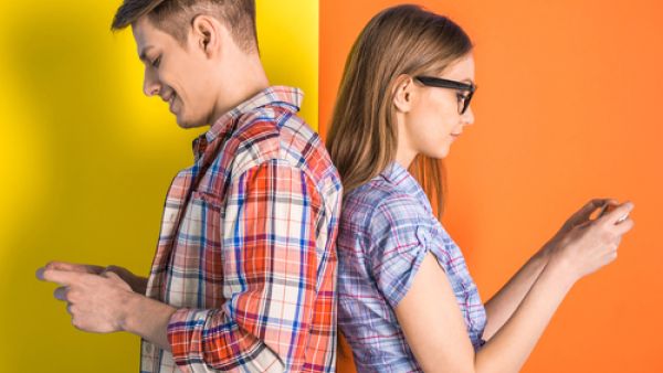 لا تفرطي باستخدام المراسلة معه في أول العلاقة (shutterstock.com)
