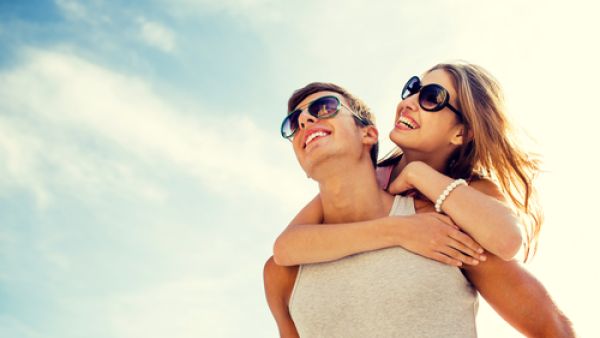 معركة المرأة من أجل الاستحواذ على إعجاب الرجل واهتمامه لا تتوقف