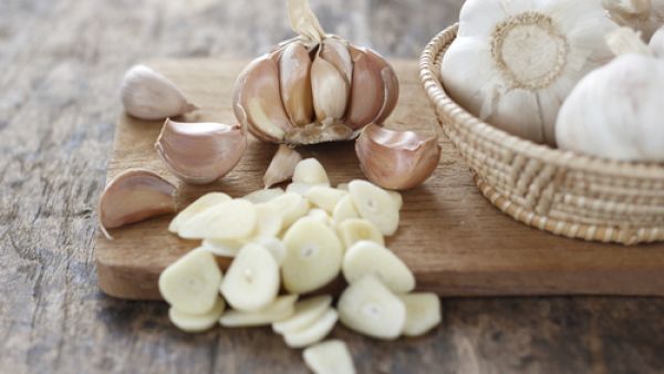 تناول حصّ واحد من الثوم قبل الإفطار أي على معدة فارغة له فوائد مذهلة (shutterstock.com)
