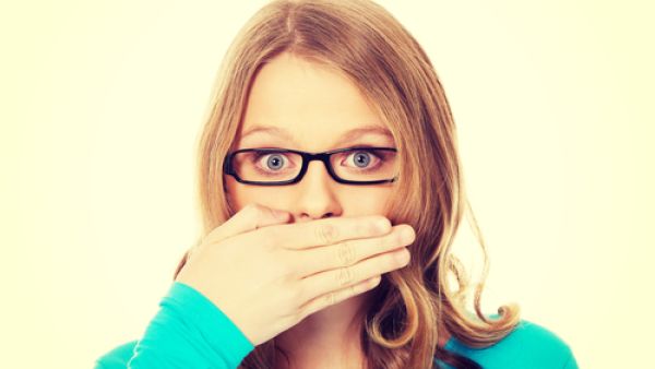 السبب الأكثر شيوعاً لرائحة الفم الكريهة هو سوء نظافة الفم
