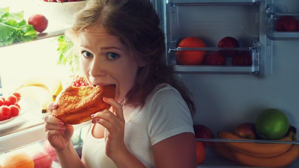 تتميّز المتلازمة بنمط أكل ليلي متأخر (shutterstock.com)
