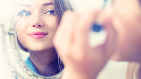 تجنبي وضع الهايلايتر في الصباح فهو غير ملائم للإطلالة الصباحية  (shutterstock.com)
