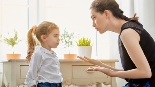 حديث الأم المتواصل أمام ابنها سواء مع أصدقائها يؤثر على الطفل