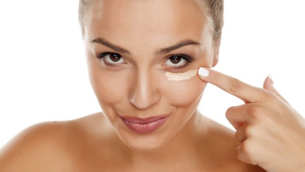 يعد الكونسيلر أي خافي العيوب من أهم أدوات المكياج لأنه يعمل على إخفاء الشوائب (shutterstock.com)
