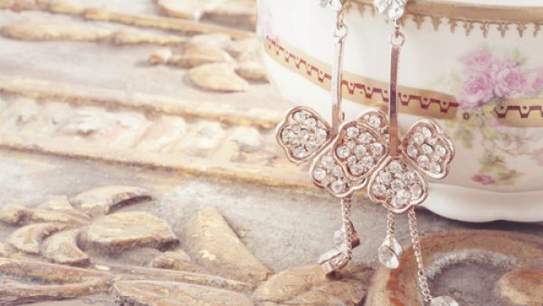 الأقراط مرادف لطيف لأنوثة وأناقة كل فتاة (shutterstock.com)
