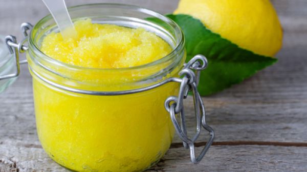 ملعقة صغيرة من عصير الليمون والسكر وملعقتين صغيرتين من العسل لها مفعول سحري (shutterstock.com)
