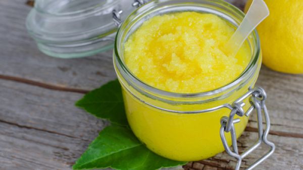 يجب عليكي تنظيف البشرة قبل تقشيرها بغسلها بالغسول المخصص لبشرتك..ثم التقشير..ثم الترطيب. (shutterstock.com)
