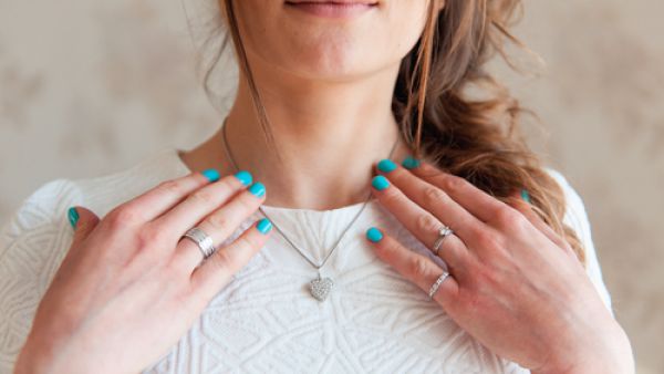 أضيفي إلى روتينك اليومي شرب ما لا يقل عن 8 أكواب من الماء يومياً. (shutterstock.com)
