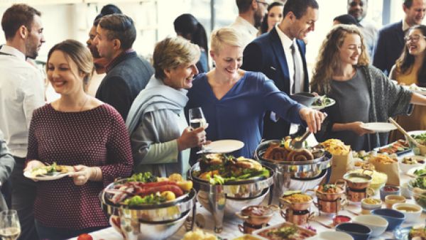 يراعى عدم اطالة الوقوف عند كل صنف من المأكولات (shutterstock.com)
